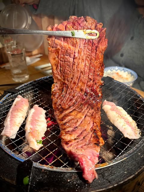 七輪の炭火で炙る大判カルビ